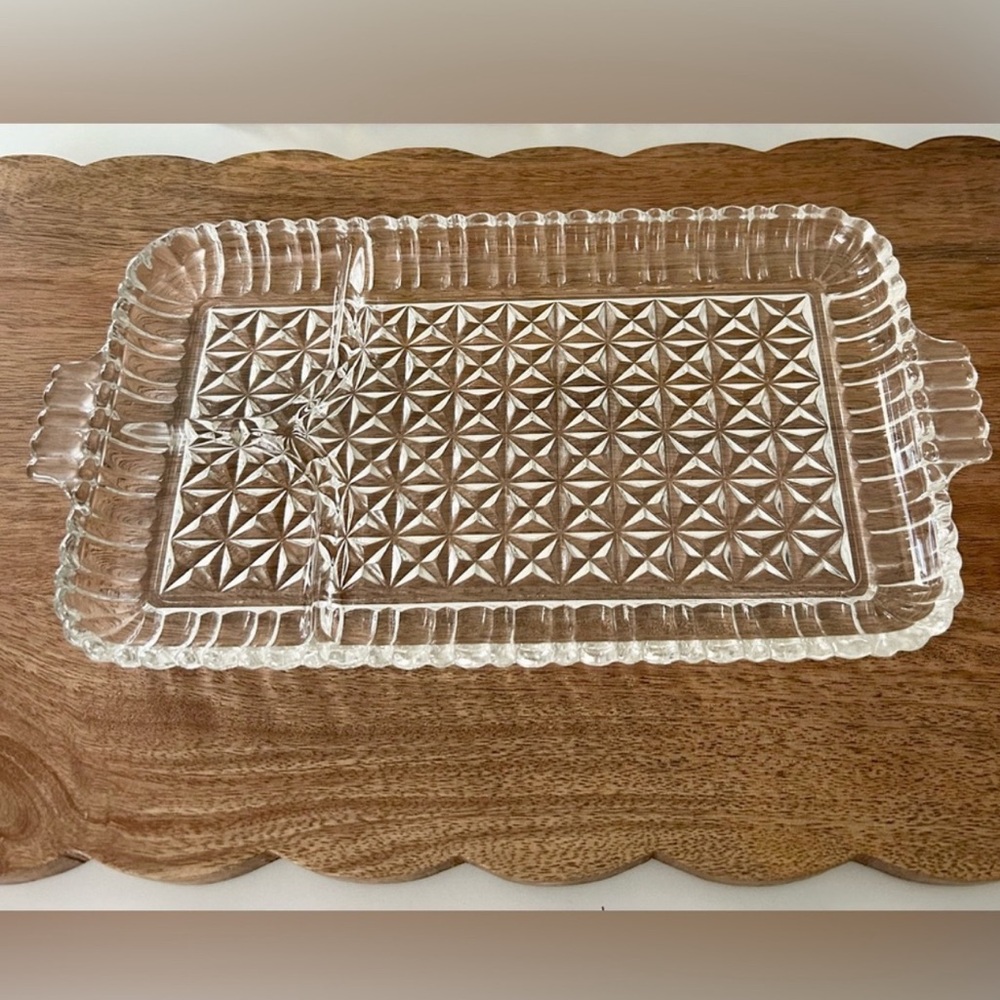 ✨Vintage Pressed Glass Vanity Tray | Perfume & Skincare Display Organizer✨ - Picture 7 of 12